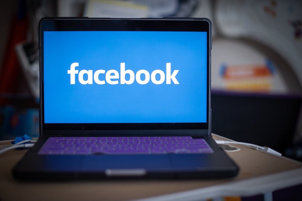 Logo Facebook di komputer laptop yang ditata di Hastings-on-Hudson, New York, AS/ Bloomberg