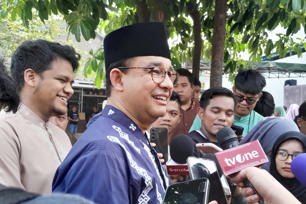 Eks Gubernur DKI Jakarta periode 2017-2022 menemui awak media setelah mengikuti penyembelihan hewan kurban di Masjid Babul Khoirot, Lebak Bulus, Jakarta Selatan, Senin (17/6/2024). /Bisnis-Reyhan Fernanda Fajarihza