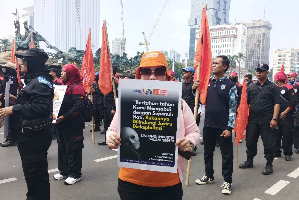 Partai Buruh dan Konfederasi Serikat Pekerja Indonesia (KSPI) pada hari ini, Rabu (3/7/2024) menggelar aksi unjuk rasa di kawasan Patung Kuda Monas, Jakarta, Rabu (3/7/2024) - Bisnis/Ni Luh Anggela