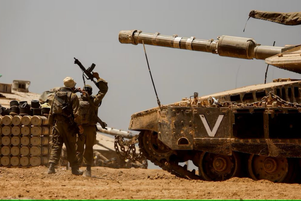 Tentara Israel berjalan di dekat tank di tengah konflik Israel dan Hamas di dekat Perbatasan Israel-Gaza, di Israel selatan, 9 Mei 2024./Reuters