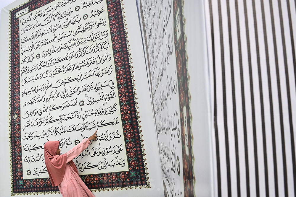  Replika Al-Quran raksasa di Masjid Al-Adzom Tangerang