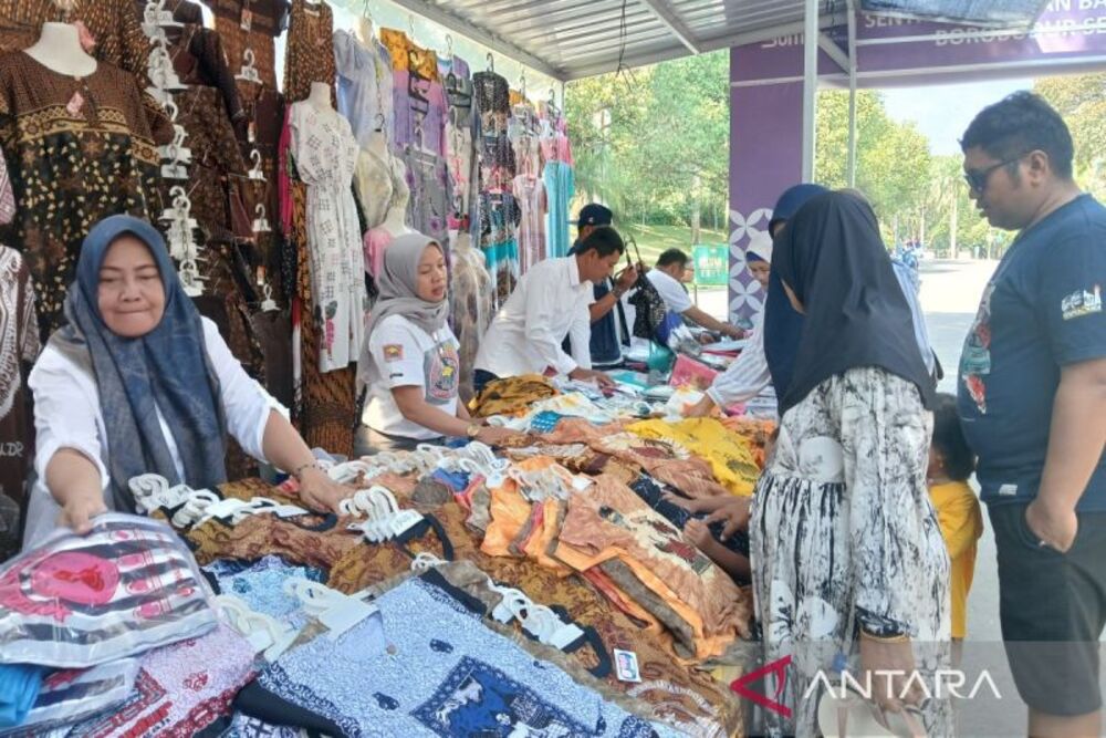 Para wisatawan mengunjungi Sentra Kerajinan dan Oleh-Oleh Borobudur, di Magelang, Jawa Tengah./Antara-Heru Suyitno.