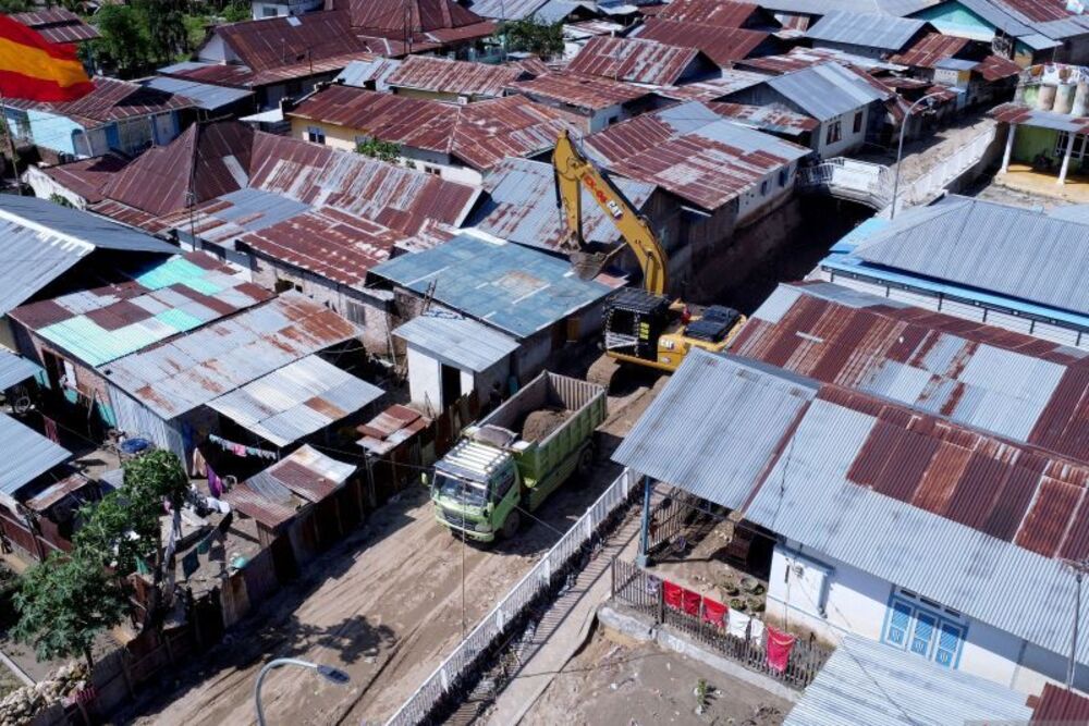 Foto aerial alat berat mengeruk material tanah dari jalur air yang terbawa banjir bandang di Dumbo Raya, Kota Gorontalo, Gorontalo, Ahad (7/7/2024). Banjir bandang yang membawa material tanah, pasir dan batu kerikil menerjang wilayah itu akibat hujan deras yang mengguyur sejak Sabtu (6/7) dan berdampak pada 3.300 warga./Antara-Adiwinata Solihin.