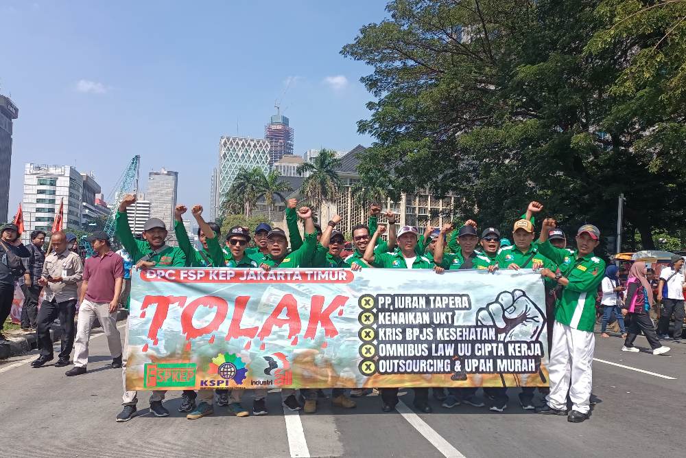 Kalangan buruh menggelar aksi demo menolak Tapera hingga UU Cipta Kerja di kawasan Patung Kuda Monas, Jakarta, Kamis (6/6/2024) -BISNIS/Ni Luh Anggela
