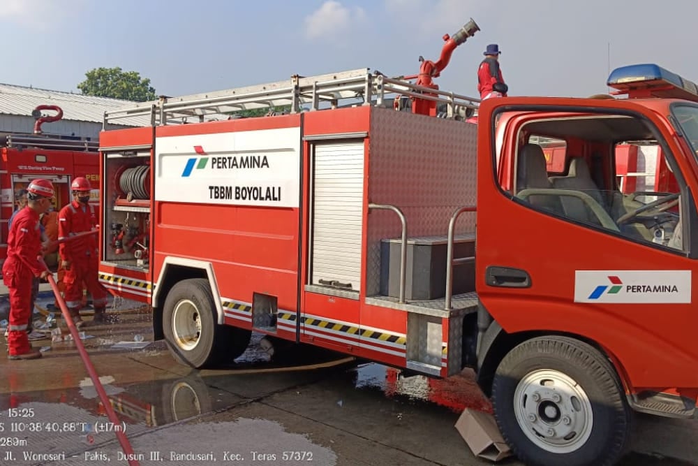  Pertamina Patra Niaga Bantu Padamkan Kebakaran Pabrik di Kecamatan Teras