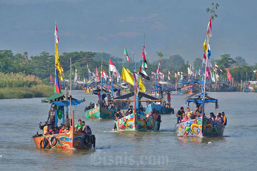  Tradisi Sedekah Laut di Pantai Tawang