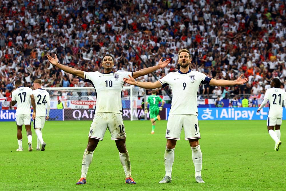 Pemain timnas Inggris, Jude Bellingham dan Harry Kane/REUTERS/Bernadett Szabo