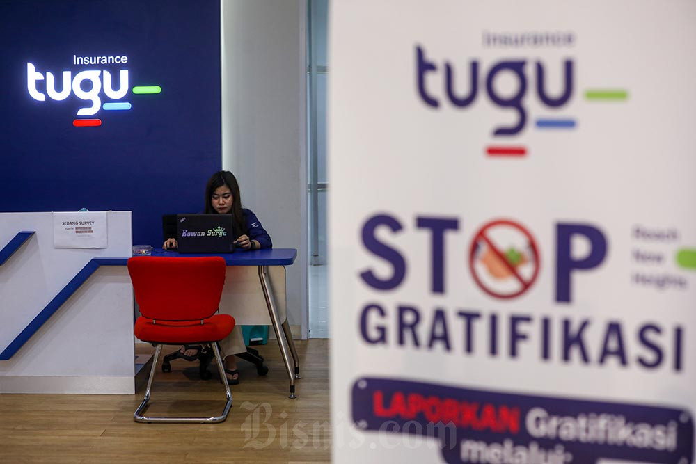 Karyawati beraktivitas di dekat logo Tugu Insurance, Jakarta, Senin (18/9/2023). Bisnis/Abdurachman