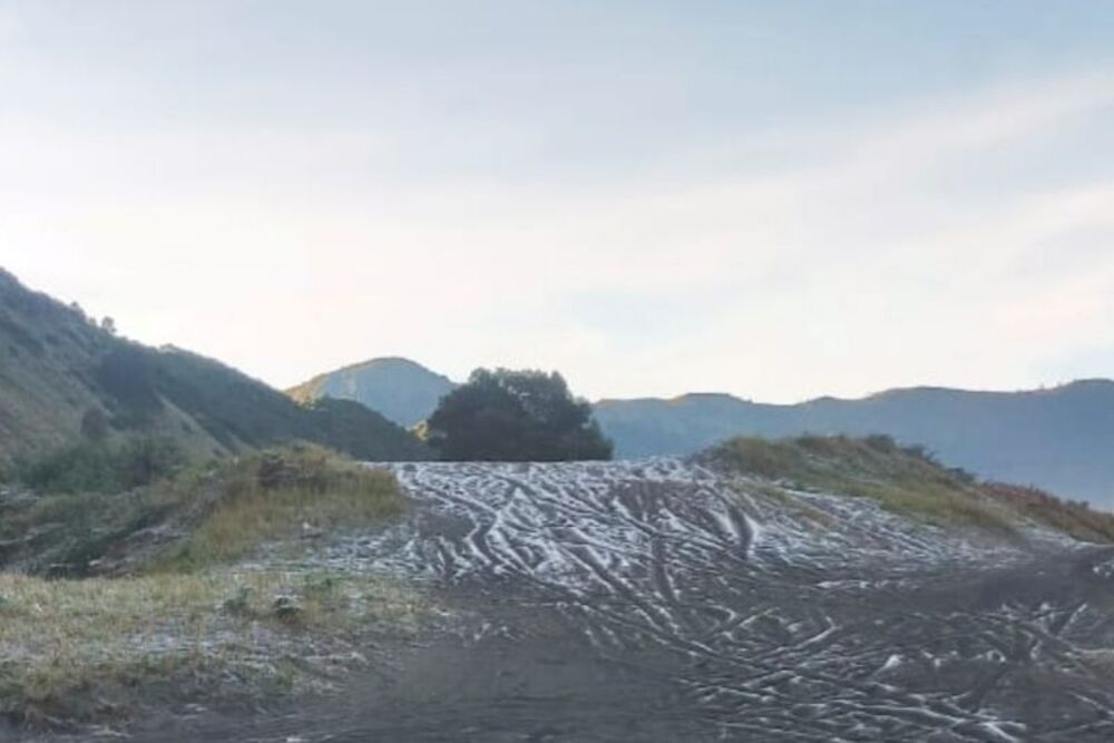  Embun Es Muncul di Bromo Akibat Suhu Turun Ekstrem