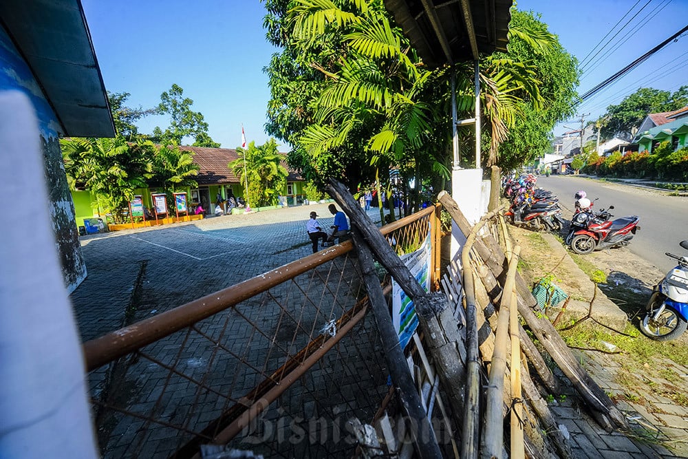  Sudah Hampir Setahun, Gerbang SDN Kuranji Ditutup Tumpukan Kayu