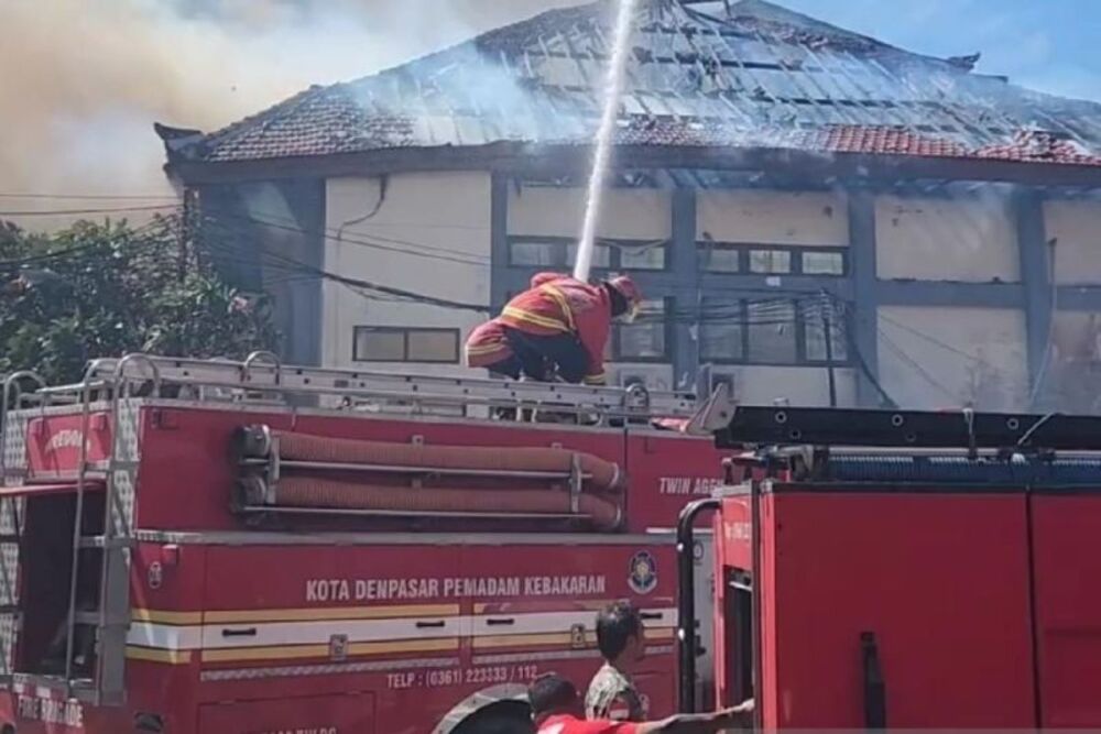  Kebakaran Gedung di Universitas Udayana, Tujuh Armada Padamkan Jago Merah