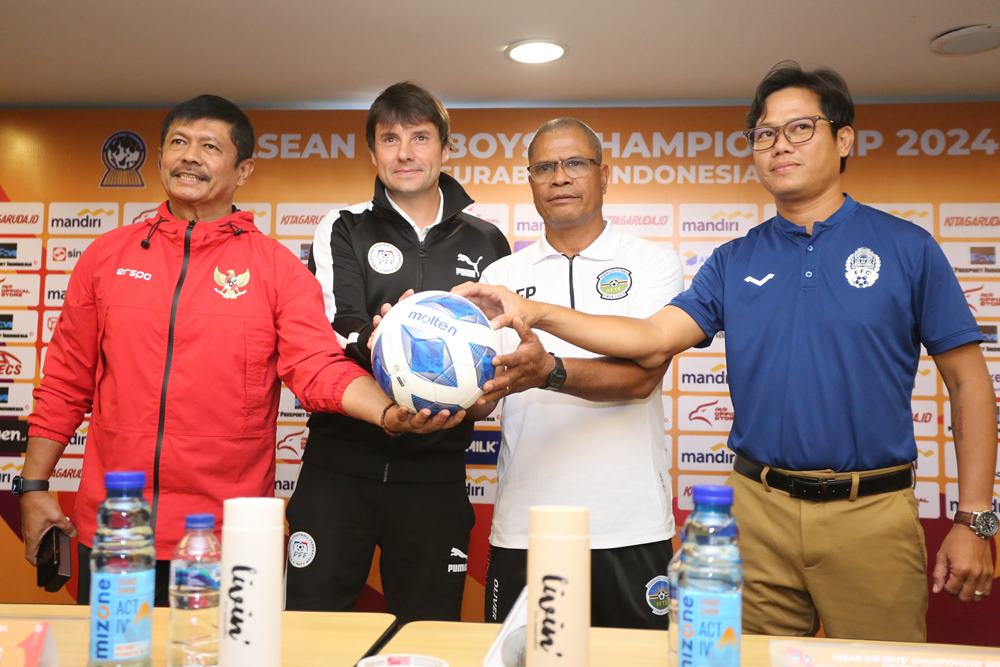 Pelatih timnas Indonesia U-19 Indra Sjafri (kiri), pelatih timnas Filipina U-19 Josep Ferre (kedua kiri), pelatih timnas Timor Leste U-19 Eduardo Pereira (kedua kanan) dan pelatih timnas Kamboja U-19 Phea Sopheaktra (kanan) berfoto bersama usai jumpa pers jelang pertandingan grup A ASEAN U-19 Boys Championship atau AFF U-19 di Surabaya, Jawa Timur, Selasa (16/7/2024). Prediksi Skor Timor Leste vs Kamboja U-19, 17 Juli: Ini Komentar Kedua Pelatih/ANTARA FOTO/Moch Asim/wpa.