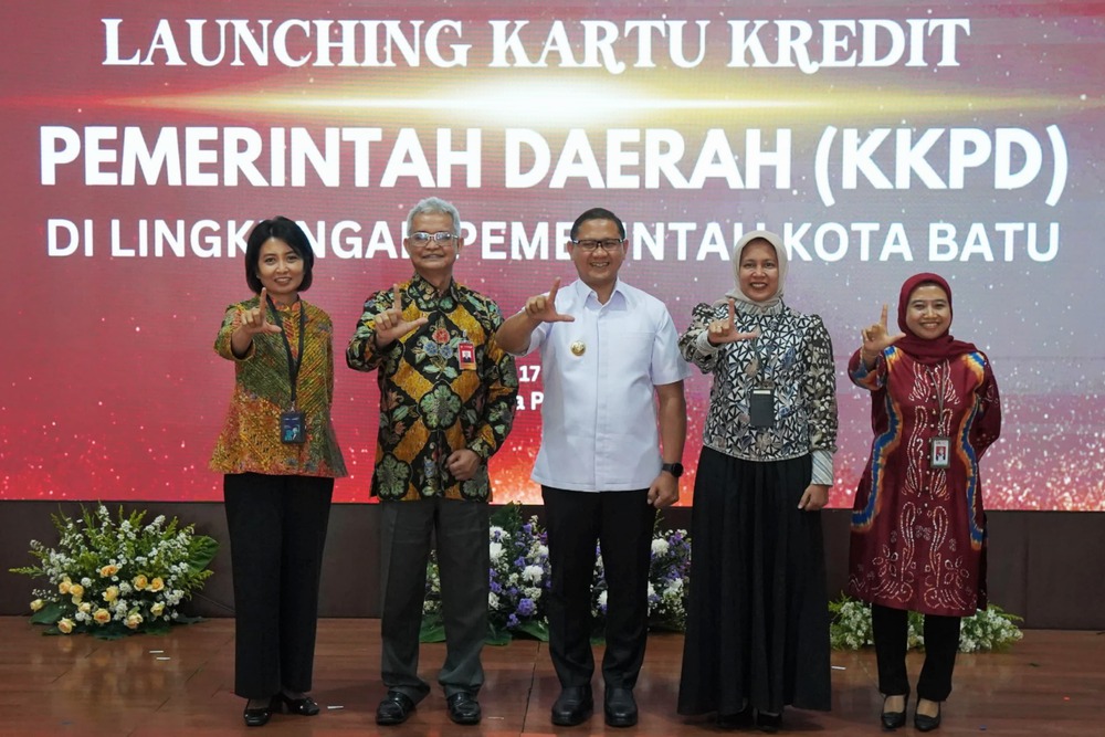  Bank Jatim Bersama Pemkot Batu Meluncurkan Kartu Kredit
