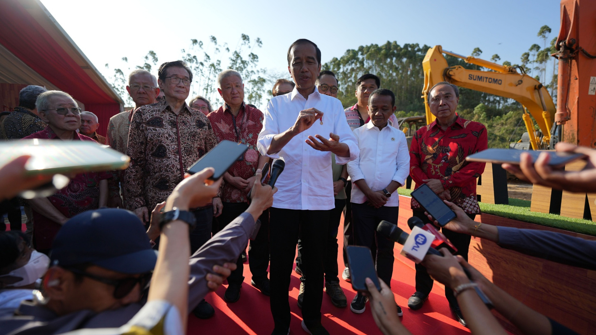 Presiden Joko Widodo usai seremonial groundbreaking proyek mixed use dari Konsorsium Nusantara di Ibu Kota Negara (IKN) Penajam Paser Utara, Kalimantan Timur pada Kamis (21/9/2023). - Bloomberg/Dimas Ardian