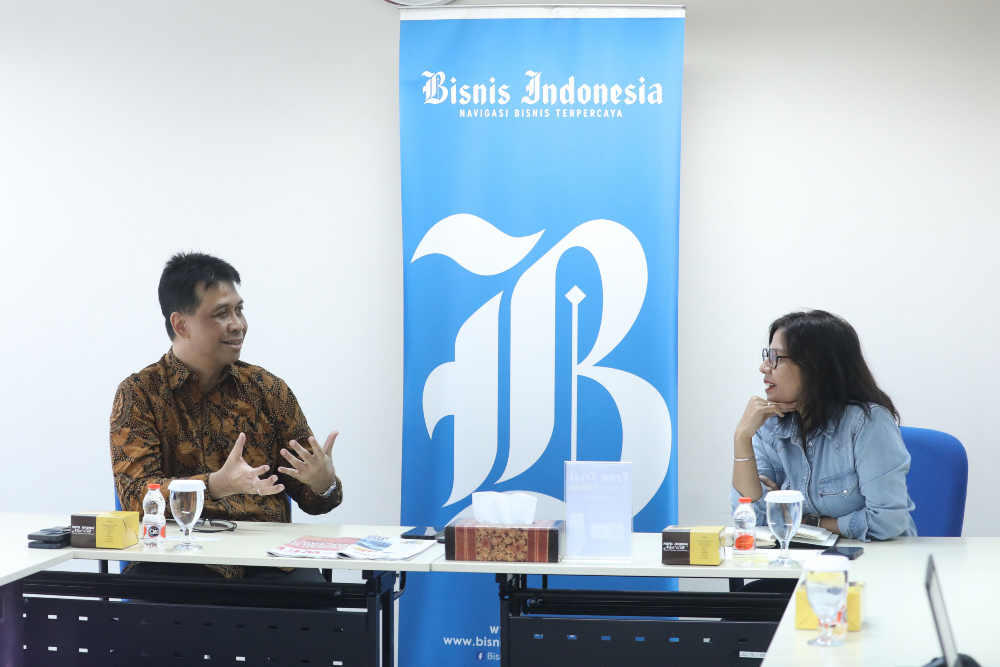 Direktur PT Delta Dunia Makmur Tbk. (DOID) Iwan Fuad Salim (kiri) bersama dengan Direktur Pemberitaan dan Produksi Bisnis Indonesia Group sekaligus Pemimpin Redaksi Bisnis Indonesia Maria Yuliana Benyamin saat Media Visit Delta Dunia Makmur ke Redaksi Bisnis Indonesia di Jakarta, Jumat (12/7/2024). - Bisnis/Eusebio Chrysnamurti
