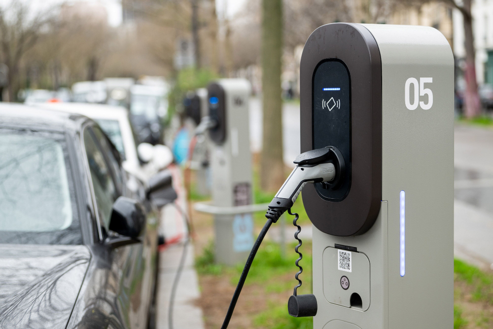 Stasiun pengisian daya mobil listrik umum di Paris, Prancis yang dipotret pada Rabu (14/2/2024). - Bloomberg/Benjamin Girette