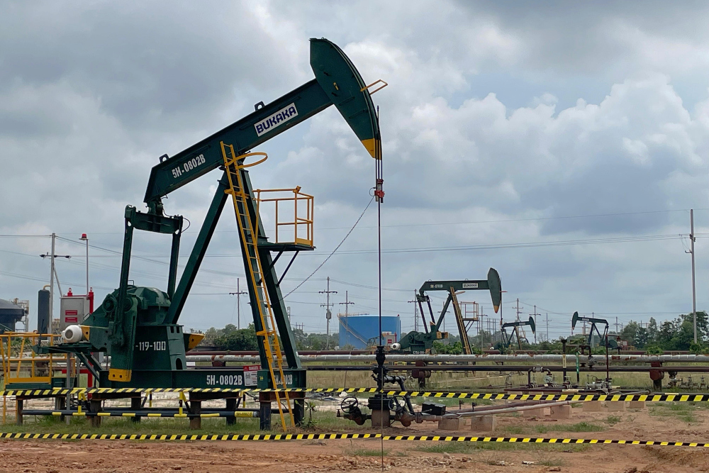 Pompa angguk atau pump unit produksi PT Bukaka Teknik Utama Tbk. (BUKK) yang beroperasi di Lapangan Duri PT Pertamina Hulu Rokan, Bengkalis, Riau pada Selasa (9/7/2024). / Bisnis-Wibi Pangestu Pratama
