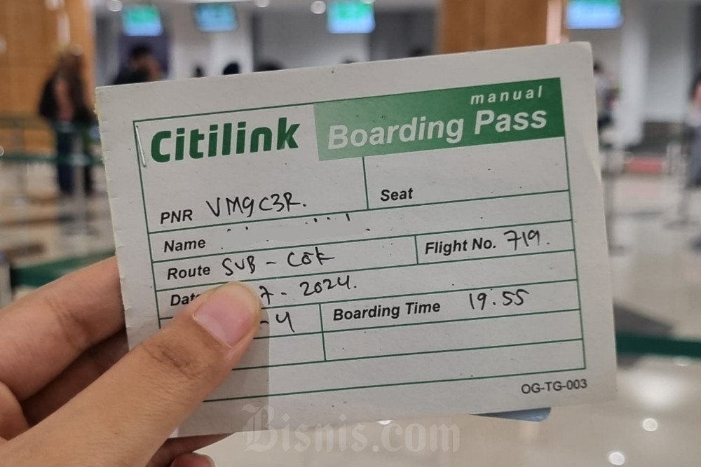 Citilink Indonesia memberikan boarding pass manual kepada penumpang pesawat pada Jumat (19/7/2024), imbas gangguan sistem secara global akibat server Microsoft down. / Bisnis-Mutiara Nabila