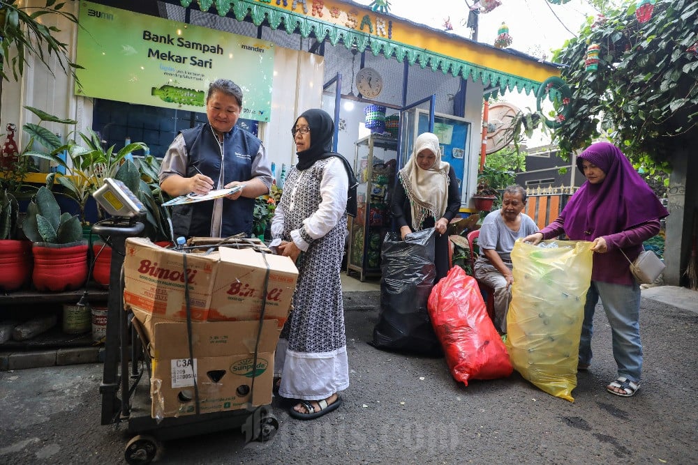  Bank Mandiri Berdayakan Bank Sampah