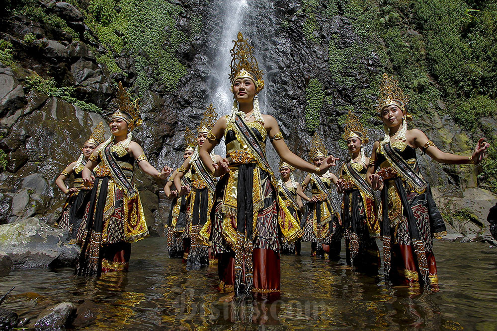  Ritual Siraman Air Terjun Sedudo di Nganjuk