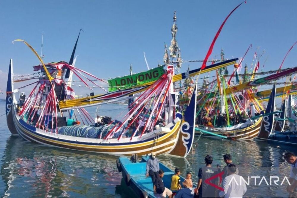  Puluhan Perahu di Jembrana Dipercantik Jelang Petik Laut