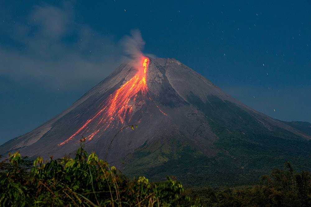  Gunung Merapi Kembali Keluarkan Lava Pijar Sejauh 1.600 Meter