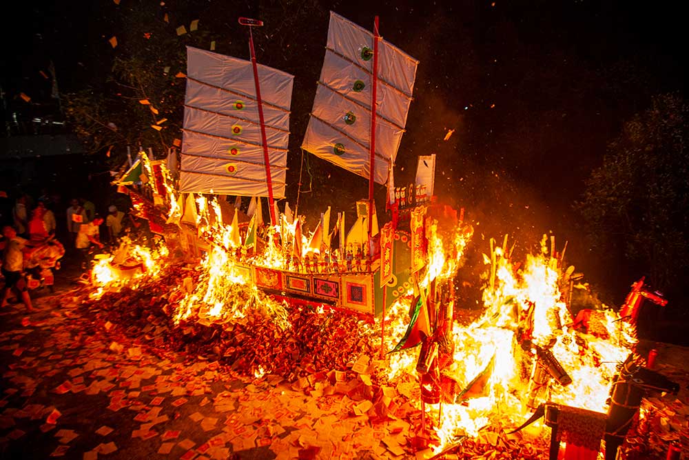  Warga Tionghoa Lakukan Ritual Pembakaran Tongkang