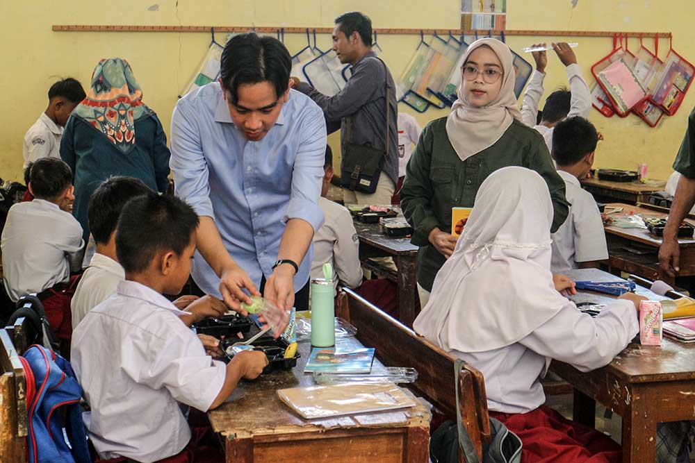  Gibran Rakabuming Raka Tinjau Uji Coba Makan Siang Gratis di Bogor