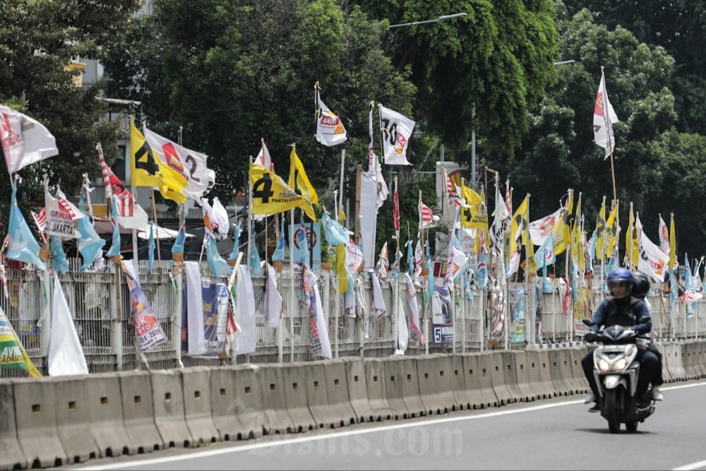  Satpol PP Banten Kewalahan Menertibkan Alat Peraga Kampanye