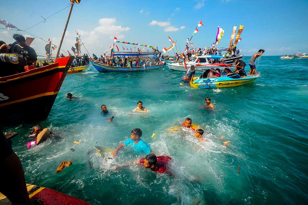  Kemeriahan Tradisi Ruwat Laut Nelayan di Carita