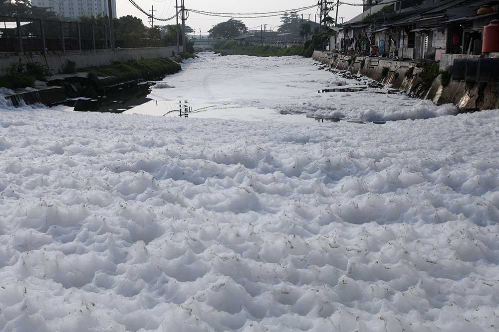  Gumpalan Busa Putih Menyelimuti Sungai Kalisari Damen di Surabaya