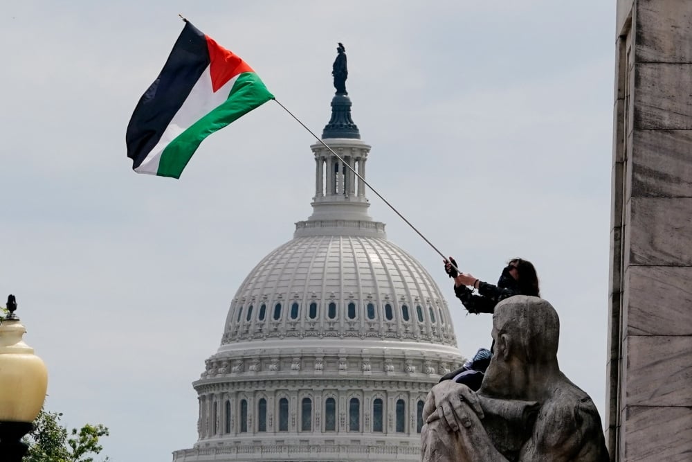  Momen Demonstran Anti-Israel Kibarkan Bendera Palestina dan Bakar Bendera AS