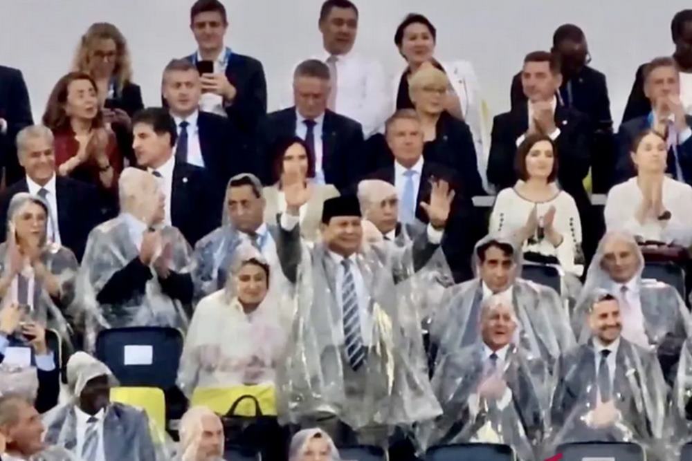  Momen Prabowo Hadiri Upacara Pembukaan Olimpiade Paris 2024, Pakai Mantel dan Jas Hujan