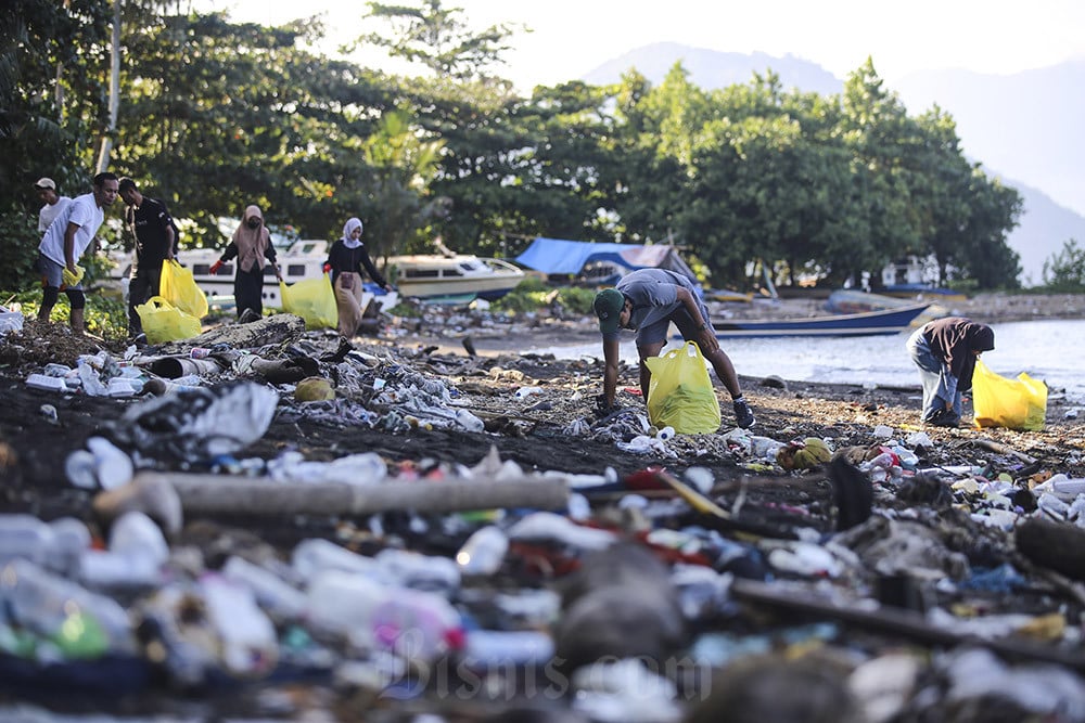  Aksi Bersih Sampah di Pantai Gambesi Ternate