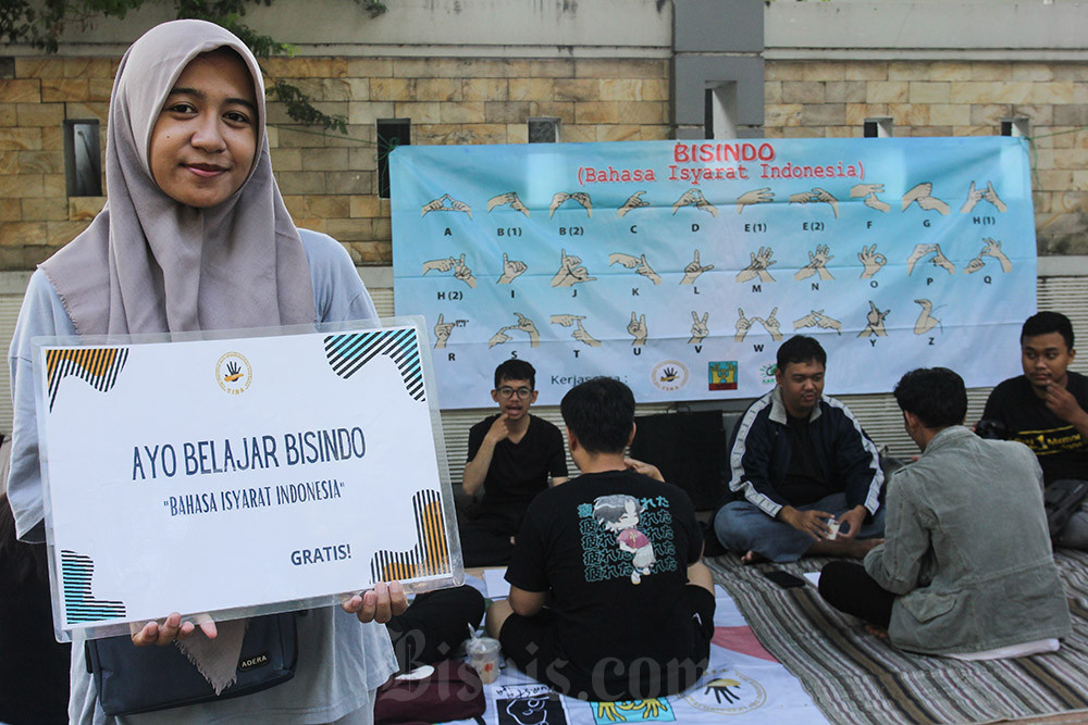  Edukasi Bahasa Isyarat di Hari Bebas Kendaraan Bermotor