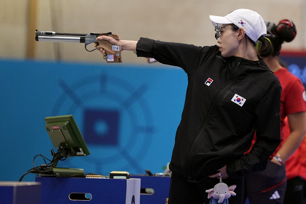  Gaya Santai dengan Kacamata Nyentrik, Atlet Menembak Korsel Disebut Mirip John Wick