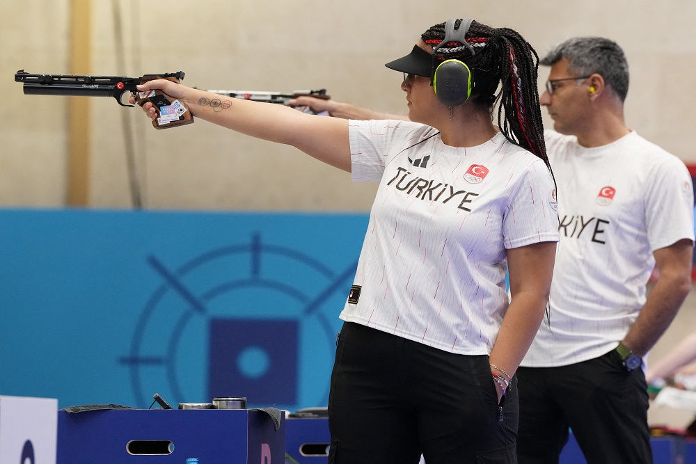  Tampil Tanpa Alat Bantu, Atlet Menembak Turki Viral di Olimpiade Paris 2024