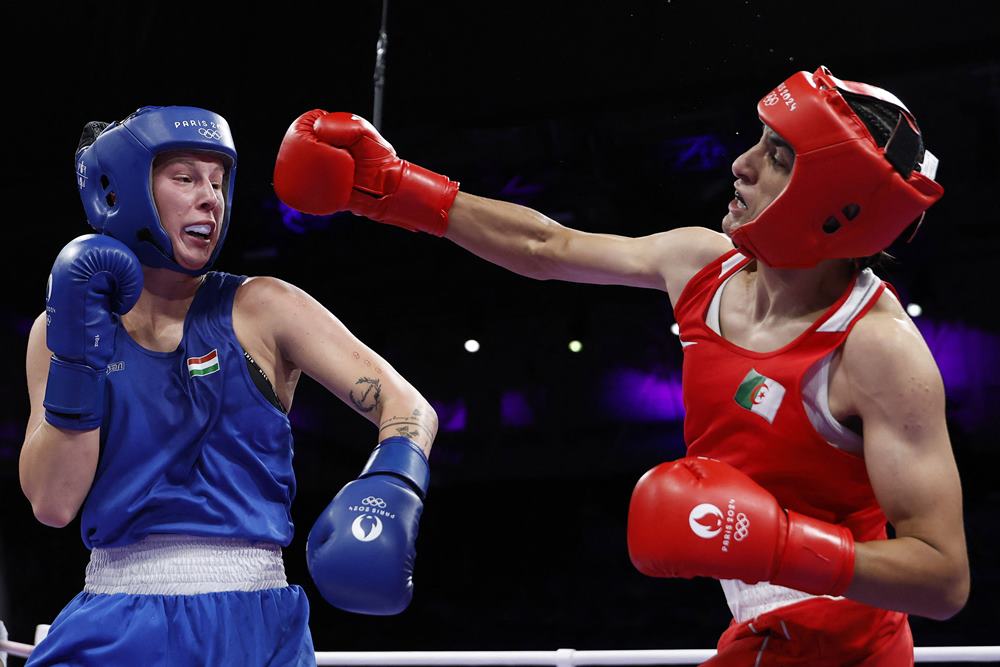 Petinju Imane Khelif dari Aljazair (kanan) berhadapan dengan Anna Luca Hamori asal Hungary di perempat final tinju kelas 66Kg di Olimpiade Paris 2024/ REUTERS-Peter Cziborra