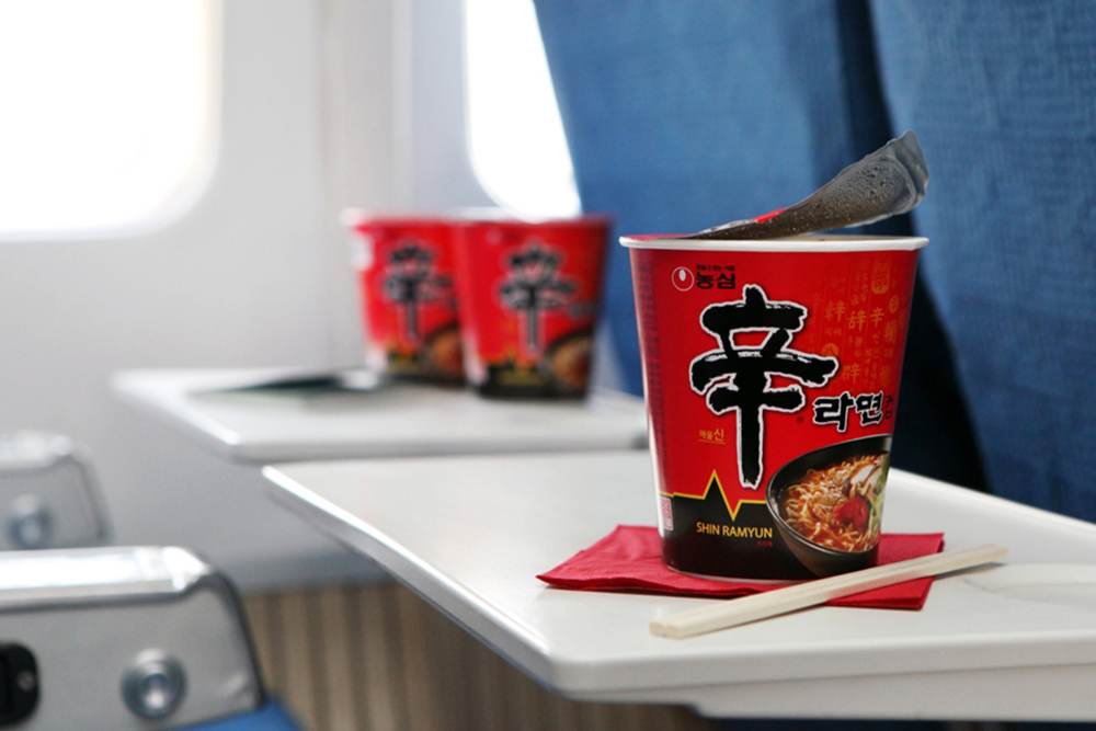 Maskapai Korean Air melarang penumpang di kelas ekonomi memakan mi instan untuk mengurangi turbulensi dan luka bakar/Business Korea