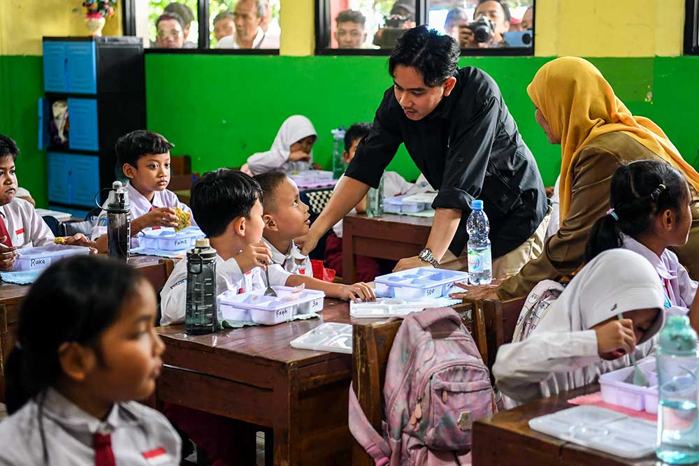  Gibran Rakabuming Raka Tinjau Makan Siang Gratis di Tangerang