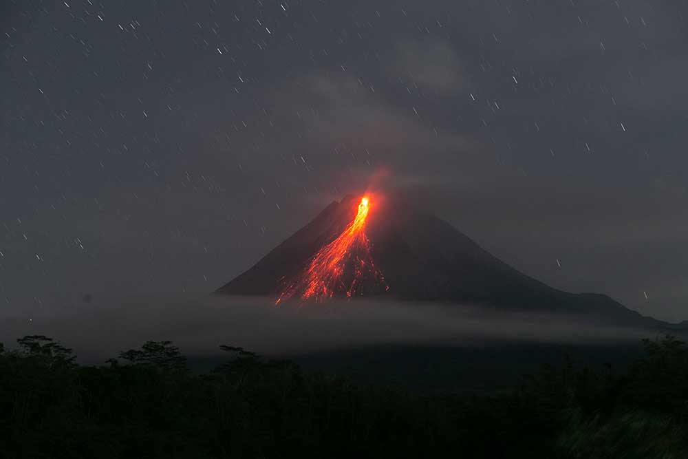  Gunung Merapi Kembali Muntahkan Lava Pijar