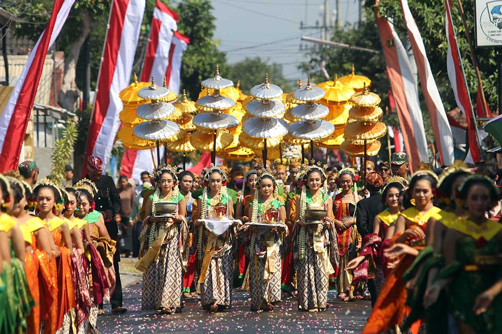  Kemeriahan kirab budaya saat tradisi ziarah Puden Prabu Anom di Kediri