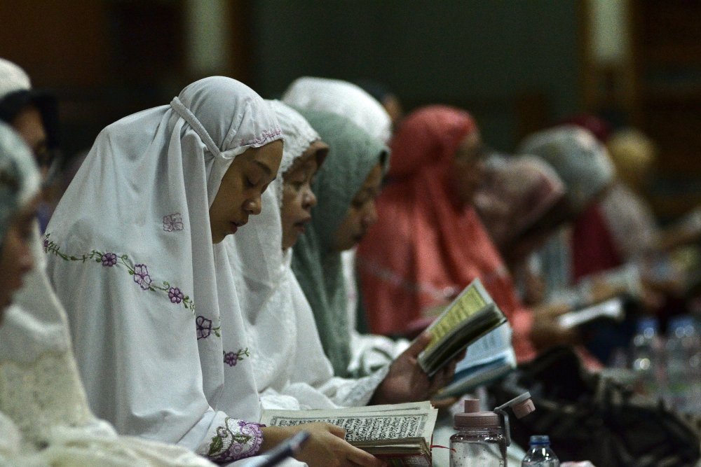 Umat Isalam membaca surah Yasin saat melaksanakan ibadah pada malam Nisfu Syaban 15 Syaban 1444 Hijriah di Masjid Agung Al Barkah, Bekasi, Jawa Barat, Selasa (7/3/2023). Bagi umat Islam malam Nisfu Syaban merupakan momen istimewa menyambut datangnya bulan suci Ramadan dan dianjurkan untuk memperbanyak ibadah, berdoa memohon ampun, dan mengisi dengan berbagai amal. ANTARA FOTO/Suwandy
