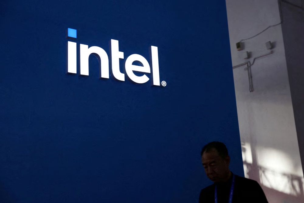 Pekerja berjalan di depan logo Intel/reuters