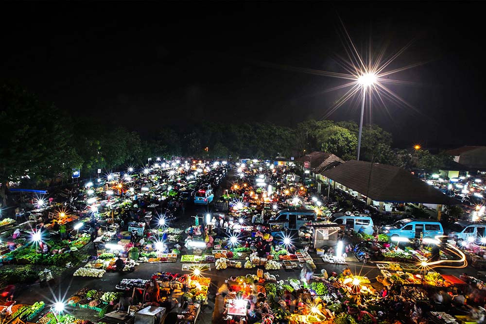 Aktivitas jual beli kebutuhan pokok di Pasar Minggu. Bisnis/Nurul Hidayat