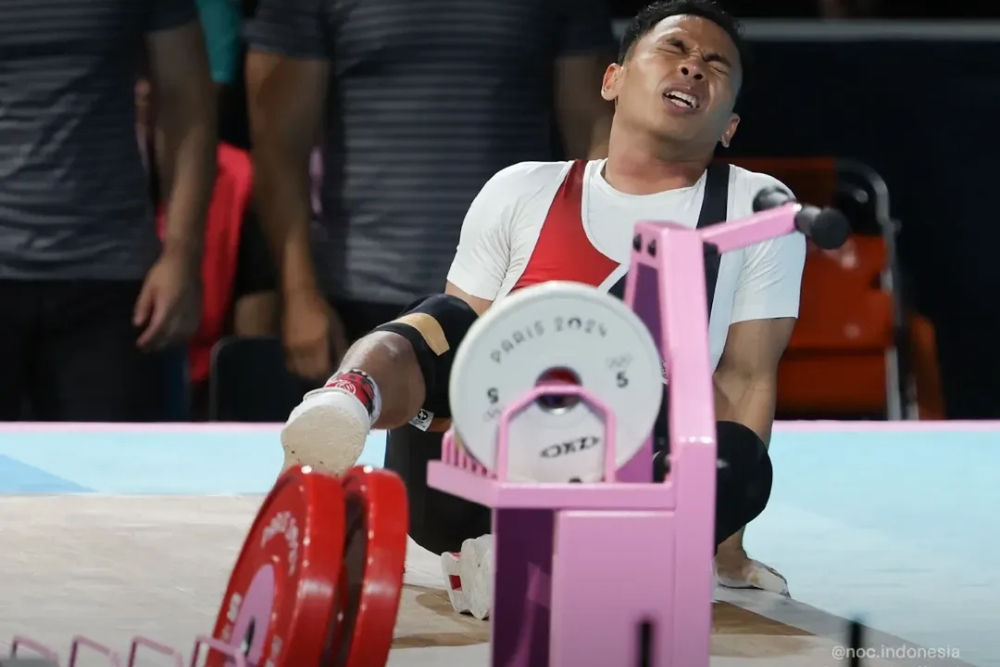 Atlet angkat besi Indonesia, Eko Yuli Irawan, sempat terjatuh di angkatan clean and jerk di Olimpiade Paris 2024/NOC Indonesia