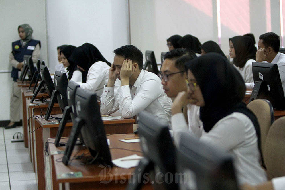 Peserta mengikuti Seleksi Kompetensi Dasar (SKD) berbasis Computer Assisted Test (CAT) untuk Calon Pegawai Negeri Sipil (CPNS) di kantor Badan Kepegawaian Negara (BKN) Pusat, Jakarta. Bisnis/Bisnis/Arief Hermawan P