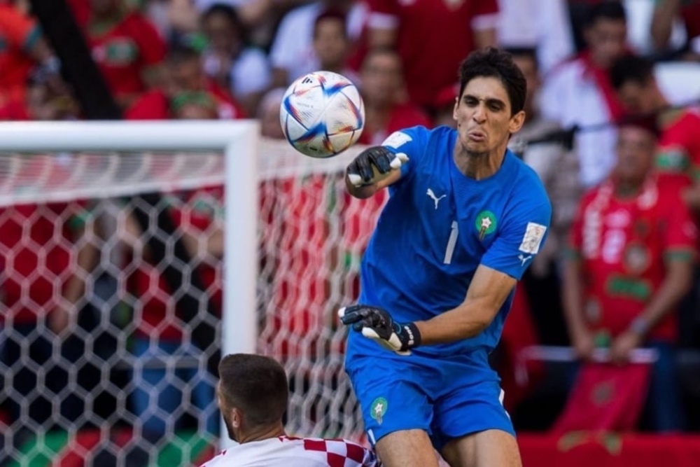 Kiper Timnas Maroko Yassine Bounou menepis bola saat melawan Kroasia pada babak penyisian Piala Dunia 2022/Instagram Yassine Bounou