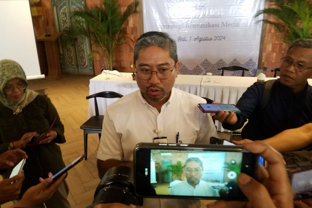 Kepala Kantor OJK Malang Biger A. Maghribi saat memberikan keterangan pers di Denpasar, Bali pada Rabu (7/8/2024). / Bisnis-Choirul Anam