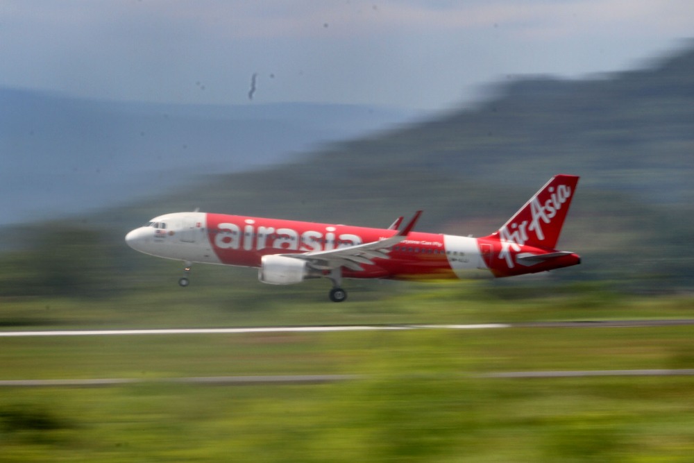 Pesawat Air Asia mendarat di landasan pacu Bandara Sultan Hasanuddin Makassar, Sulawesi Selatan, Kamis (20/4/2023)/Bisnis-Paulus Tandi Bone